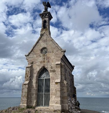 Situé face à l’îlot Saint Michel et aux plages de sable fin