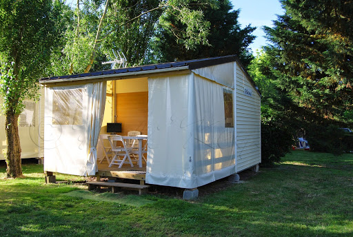 Camping 4 étoiles en Vendée à St-Michel-en-L'Herm avec piscine couverte chauffée ou extérieure. Vente ou location de mobil-homes. Tél. 02 51 30 23 63