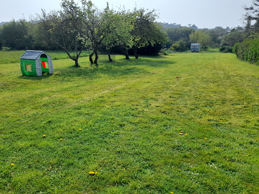 Jardin de 3000m² à quelques mètres du bourg et à 2 kilomètres de la plage  Proche du bourg (arrêt