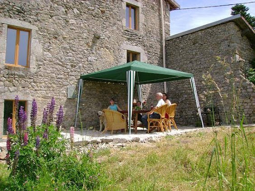 De familie camping in de Auvergne met zwembad. Klein