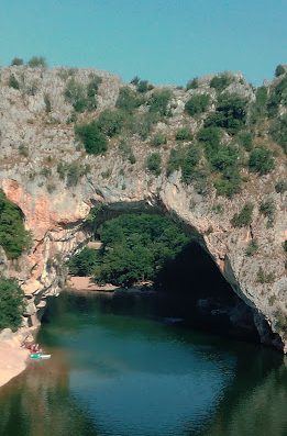 Découvrez les meilleures locations de canoë-kayak en Ardèche à Vallon-Pont-d'Arc. Profitez des nos descentes