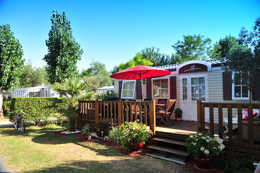 Le camping 3 étoiles Aqua 3 Masses est un camping situé sur l'ile d'Oléron en Charente-Maritime. Location de vacances de mobil home