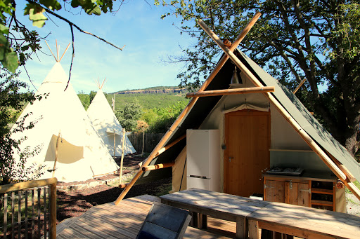 Le Camping les Arches est un camping 4 étoiles familial proche des sites touristiques du sud Ardèche. Camping au calme avec espace aquatique et rivière.