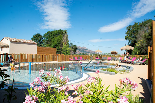 Meta : Camping trois étoiles situé à Roquebrune Sur Argens