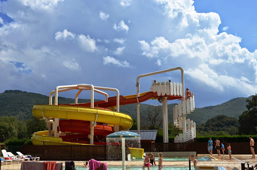 Venez découvrir la Corrèze dans notre camping au bord de la Dordogne !  ️ Profitez de notre espace aquatique