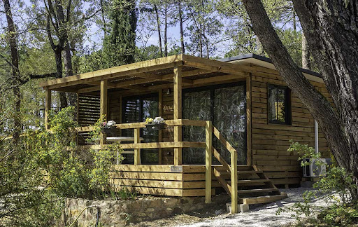 Découvrez le Camping Arc en Ciel 3 étoiles situé à Roussillon dans le Vaucluse 84. Profitez d'un séjour de détente dans un cadre idéal proche du Luberon.