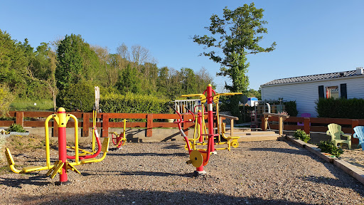 Camping 2 étoiles bordé de 2 rivières et avec étang de pêche. Site naturel sur la côte d'Albâtre. Locatifs