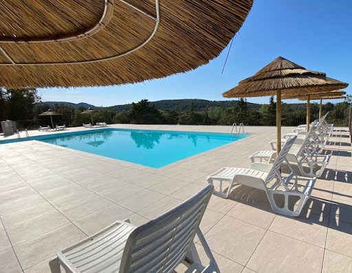 Vous souhaitez passer des vacances en Corse alliant charme et authenticité dans un cadre exceptionnel ? Découvrez le camping Le Clos des Chênes installé à Lozari sur la commune de Belgodère entre Calvi et l’Ile Rousse.