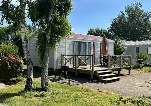 Le camping la Grisse 3 étoiles ouvert toute l'année 10 minutes des plages de la Tranche sur Mer calme dans la nature sans piscine avec wifi gratuit.