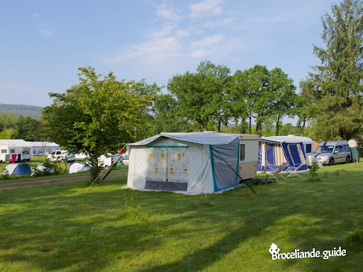 Camping nature et calme au cœur de Brocéliande avec vue imprenable sur la forêt : de grands emplacements pour tente