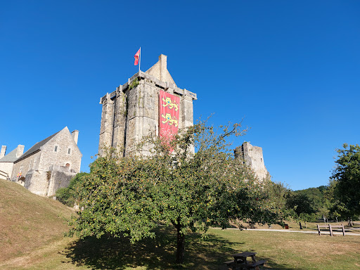 La base de loisirs de Saint Sauveur le Vicomte propose de la location de canoë kayak