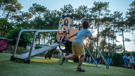 Découvrez le camping Les Tamaris 3 étoiles à l'Ile d'Oléron - La cotinière. Camping en bord de plage avec un parc aquatique et plein activités pour petits et grands !