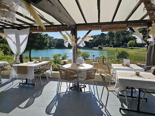 Profitez d’un séjour ressourçant dans un camping nature de taille humaine avec étang de pêche au cœur de la Dordogne et à proximité des vignobles de Bergerac !