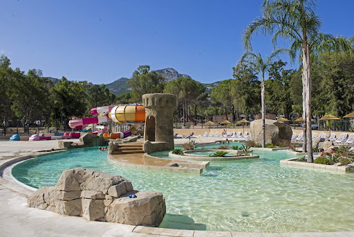 Profitez d'un séjour 3 étoiles en Corse dans notre camping Bella Vista à Calvi. Réservez sans plus attendre vos futures vacances