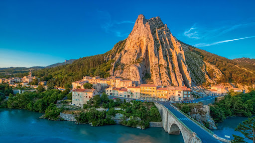 Au pied de la montagne de Lure