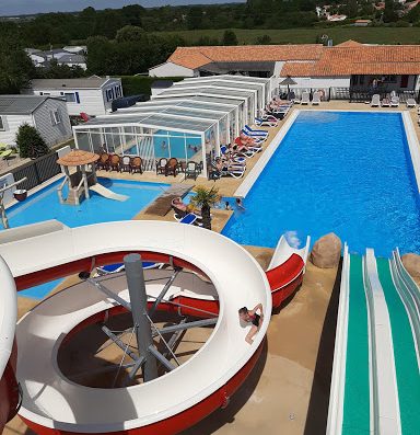 Camping 4 étoiles à Saint Gilles Croix de Vie au bord de la mer en Vendée avec piscine chauffée couverte et extérieure avec toboggan.