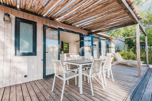 Hotel de plein air 4* avec piscine situé sur l'Île de Ré près de la plage de La Redoute. Hébergements spacieux et tout confort avec de nombreux services sur place pour des vacances inoubliables.