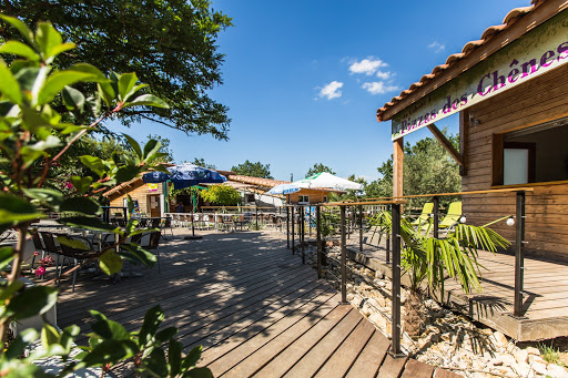 Petit camping les chênes en bord de rivière avec bar-restaurant dans un cadre nature