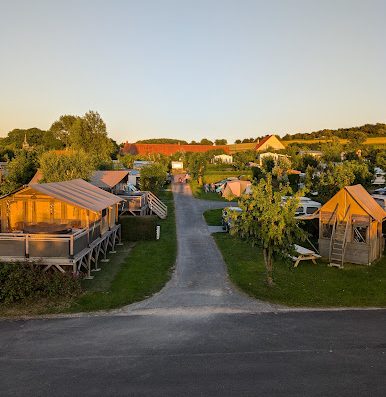 Camping *** Les Voiles des 2 Caps. Séjours détentes et natures à seulement 2.5km des plages de Wissant au coeur des Terres des 2 Caps - Côte d'Opale