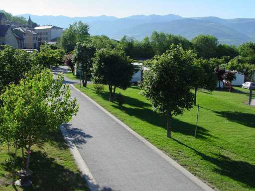 Beau camping avec piscine proche de Puigcerda en Cerdagne. Ambiance calme et situation idéale