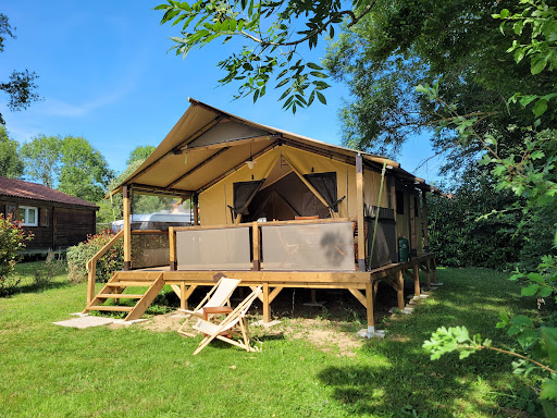 Séjournez en Auvergne dans un camping 3 étoiles avec piscine chauffée où vous trouverez des emplacements et un large choix d'hébergements