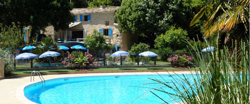 Découvrez Le Camping La Vallée bleue à Sahune près de Nyons. Un camping familial idéal pour les jeunes enfants avec une grande piscine chauffée