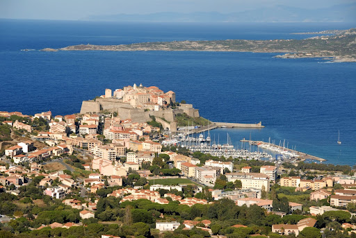 À deux pas de la plage et de Calvi