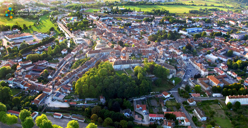 Le Camping de Neufchâteau vous accueille dans un cadre verdoyant et convivial