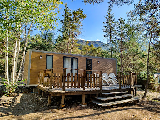 Venez découvrir notre camping à Barcelonnette : le Rioclar. Un camping familial avec de grands emplacements pour profiter de la nature.