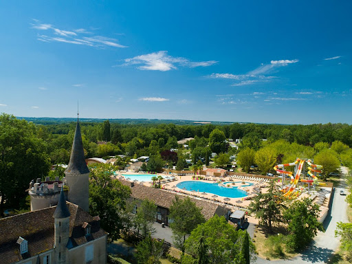 Découvrez le camping 5 étoiles le Château de Fonrives situé à Rives avec son espace aquatique