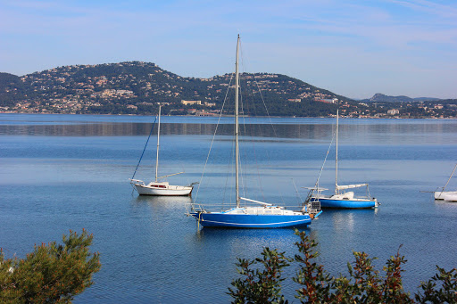 Passez des vacances reposantes dans ce camping 4 étoiles à Hyères sur la Presqu'île de Giens vue sur mer Méditerrannée où calme et bien-être sont garantis.