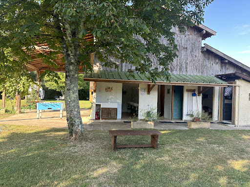 Le camping Le Frezat est situé dans les terres à 800m du lac nord de Biscarrosse. Une aire naturelle pour les amoureux du calme et de la nature...