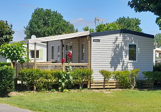 Découvrez notre camping 3 étoiles Le Pré des Sables en Vendée idéalement situé à l'Aiguillon la Presqu'île entre océan et forêt pour des vacances inoubliables en Vendée.