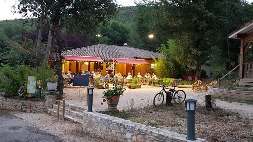 La Genèse est un camping naturiste dans le Gard qui vous accueille au bord de la rivière de la Cèze pour un séjour de détente dans une nature préservée.