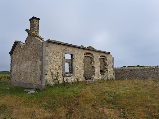 Au calme et bordant la mer