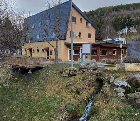 Les Airelles est un camping 2 étoiles et hôtel à Saint-Cirgues-en-Montagne. Sur le plateau ardéchois