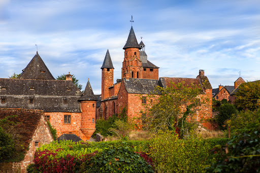 Le camping nature de Collonges-la-Rouge en Correze. Camping en Nouvelle-Aquitaine proche de la vallée de la Dordogne et du Périgord.