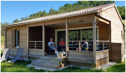 Venez découvrir notre camping verdoyant en Dordogne dans un écrin de verdure location de mobil homes de chalets et tentes avec piscine pataugeoire toboggan