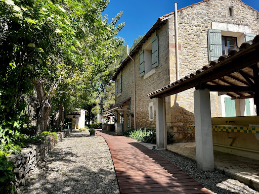 Découvrez un camping de qualité à Tarascon dans le massif des Alpilles. Le Saint Gabriel est un lieu de vacances idéal pour passer de superbes moments !