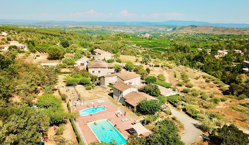 Camping famille en pleine nature avec piscine