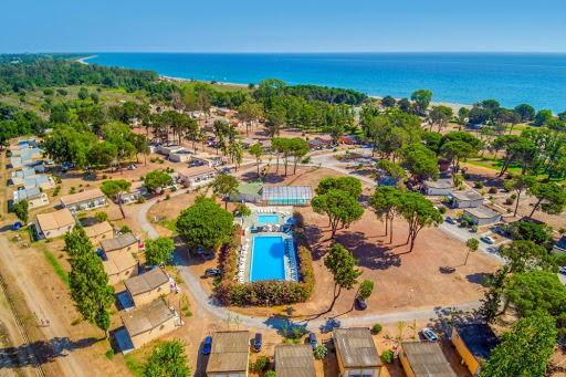 Partez en vacances Domaine d'Anghione en Haute-Corse et profitez d'un accès direct à la plage et de sa piscine pour un séjour inoubliable en Corse !