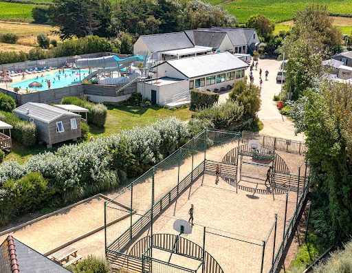 Camping familial 4* en Bretagne. Situé en Bord de Mer avec accès direct à la plage. Espace aquatique et toboggans