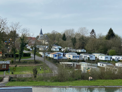 Venez dans notre camping doté d'une piscine couverte chauffée