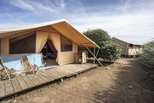 Évadez-vous en pleine nature et passez des vacances au bord de l'océan sur l'île de Ré en Poitou-Charentes dans notre camping Huttopia Côte Sauvage