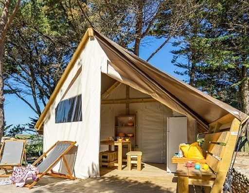 Camping 3 étoiles avec piscine & toboggan aquatique en Dordogne proche Les Eysies. Pleine nature