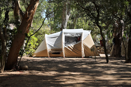 Vivez une expérience corse au camping des Îlots d’Or à Porto-Vecchio ! Un camping en bord de mer dans un cadre ombragé.