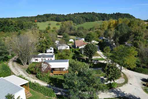 Camping familial au bord d'un étang de pêche