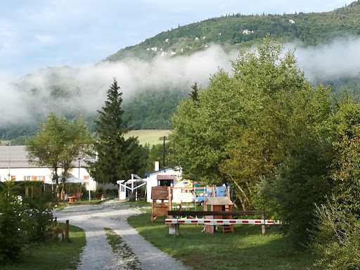 Découvrez le camping La Condamine dans la Drôme ! L'équipe vous propose plusieurs types d'hébergement