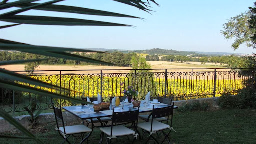 Bienvenue au Domaine de la Capelle dans l'Aude en France. Découvrez notre maison et table d'hôtes de charme ainsi que le camping à la ferme en pleine nature