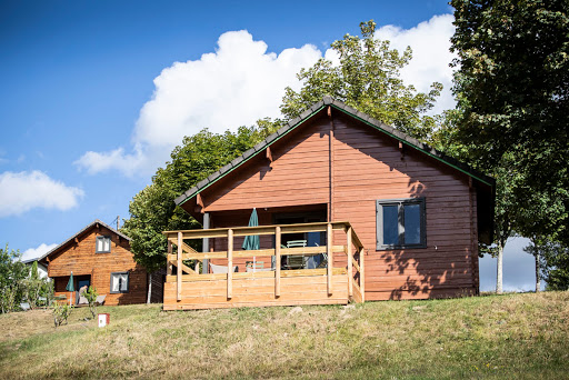 Séjournez au bord du lac de Bort-les-Orgues sur le camping Huttopia Lac de la Siauve : déconnexion et vacances reposantes assurées.